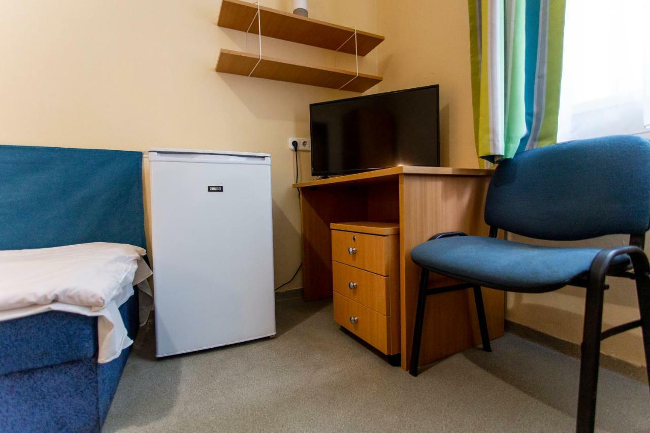 Pd Hostel Dunaújváros エクステリア 写真