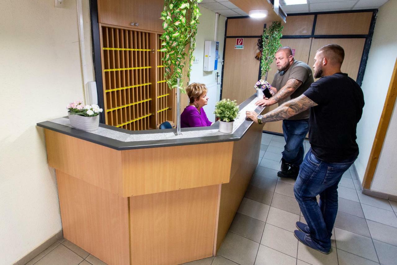 Pd Hostel Dunaújváros エクステリア 写真