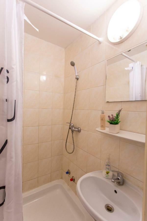 Pd Hostel Dunaújváros エクステリア 写真