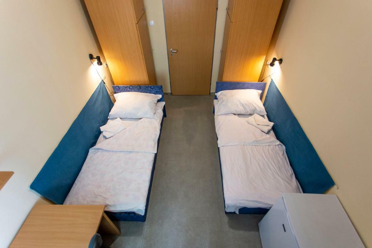 Pd Hostel Dunaújváros エクステリア 写真