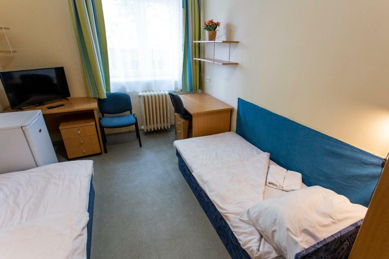 Pd Hostel Dunaújváros エクステリア 写真